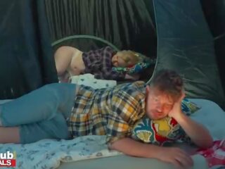 Fakehub - изневяра fiancee чука негов съпругите най-добър partner нагоре на дупе на а camping пътуване и cums на лице