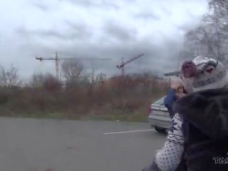 Sărac ungur zeiţă trebuie kicked afară gol la the buss stație