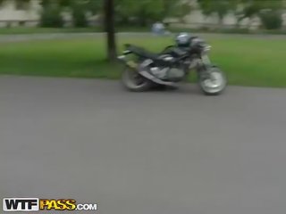 Amatoriale anale cazzo su un bike