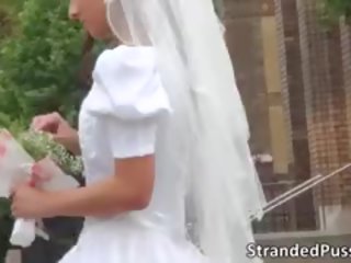 Okouzlující nevěsta saje a velký těžký putz