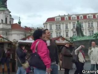 Vieux vieille touriste sauts sur son piquer