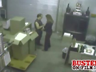 Warehouse εργάτης παίρνει σπασμένο να πάρει του cocked αναρροφάται