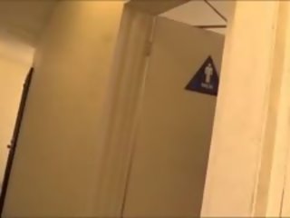 Melnādainas palaistuve adriana malao seksuāli modinājusi 3jatā uz mens tualete istaba