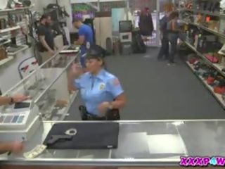 Jeune femme police essais à pawn son flingue